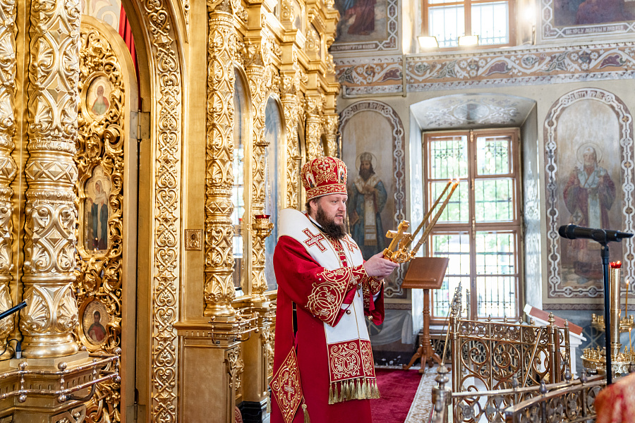 Божественная литургия в день отдания праздника Пасхи в Троицком кафедральном соборе Подольска